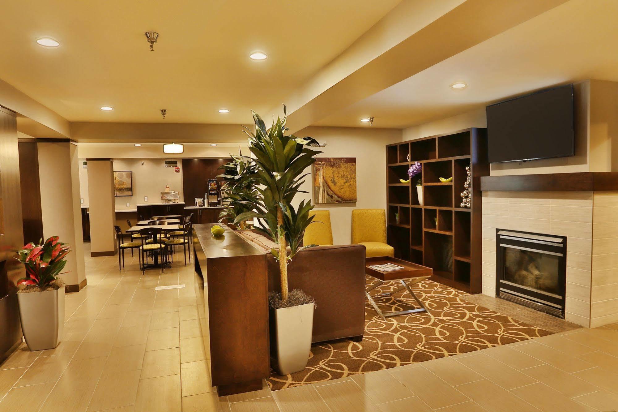 Best Western Harvest Inn & Suites Гранд Форкс Екстериор снимка