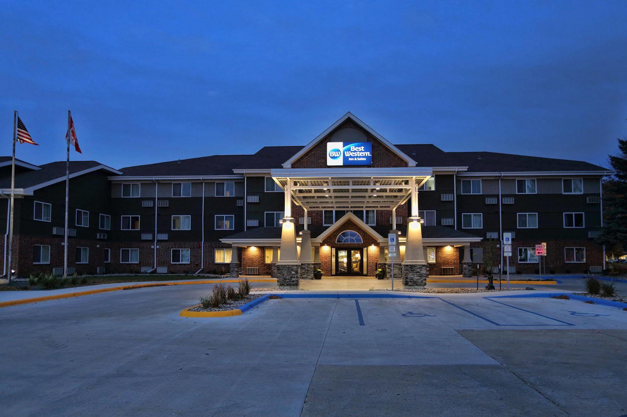 Best Western Harvest Inn & Suites Гранд Форкс Екстериор снимка
